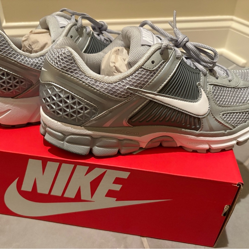 Priced for quick sale today!!! NWT Nike Zoom Vomero 5 Men’s Wolf Gray Size 10.5 - Picture 4 of 4